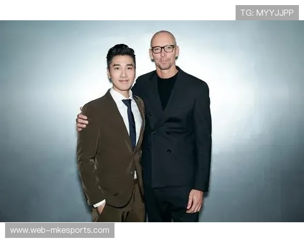 西装革履尽显绅士风采球星绿茵赛场上演时尚足球盛宴